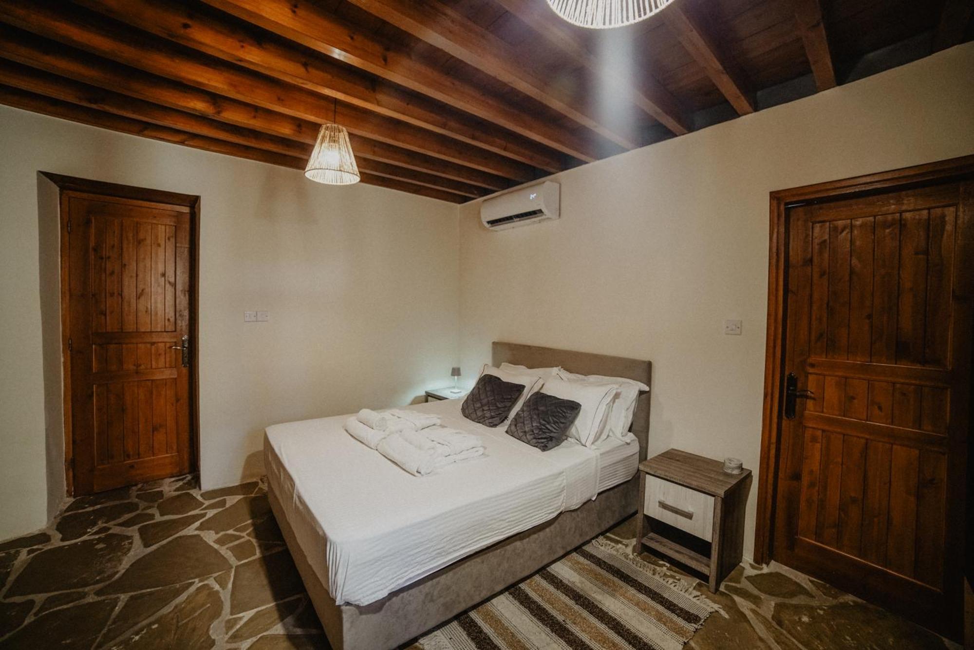 The Stonehouse Suites With Private Bath Spas Limassol Quarto foto